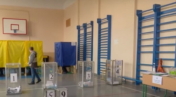 "Ты никто и мужу твоему пи**а", - под Киевом депутат угрожает членам избиркома "Ты никто и мужу твоему пи**а", - под Киевом депутат угрожает членам избиркома