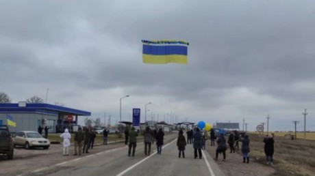 Для жителей оккупированного Крыма с админграницы запустили флаг Украины Для жителей оккупированного Крыма с админграницы запустили флаг Украины