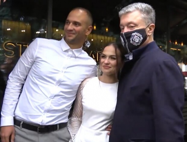 Порошенко после коронавируса бросился ручковаться с молодоженами: "Скажите кто-нибудь ему″ Порошенко после коронавируса бросился ручковаться с молодоженами: "Скажите кто-нибудь ему″