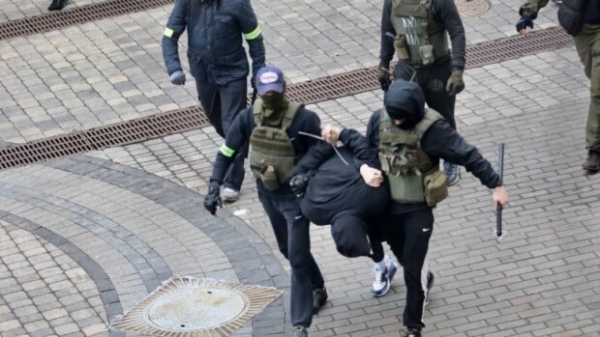 "Мисс Беларусь" на акции протеста в Минске загребли в автозак: ОМОН не перебирал красивые, или умные "Мисс Беларусь" на акции протеста в Минске загребли в автозак: ОМОН не перебирал красивые, или умные