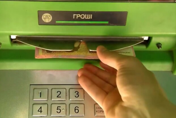 ПриватБанк предупредил украинцев о фейковых соцвыплатах: "Не ведитесь"
