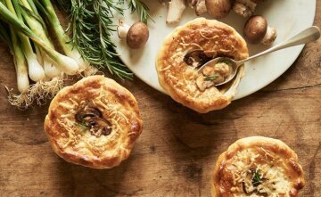 И никакого гарнира не нужно: рецепт ароматных пирогов с грибами и курицей, сыр поставит вкусную точку И никакого гарнира не нужно: рецепт ароматных пирогов с грибами и курицей, сыр поставит вкусную точку