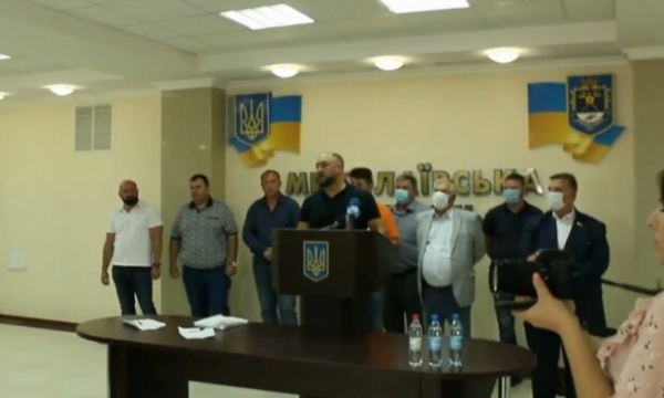 Нардеп ОПЗЖ попал под яичный залп, неповторимая техника — это нужно видеть Нардеп ОПЗЖ попал под яичный залп, неповторимая техника — это нужно видеть