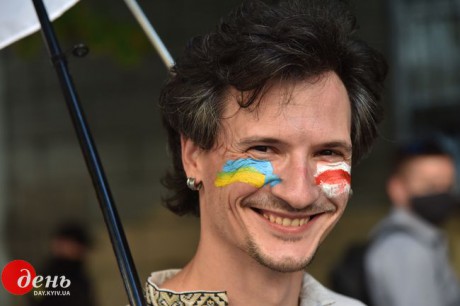 Львовяне вышли поддержать протестующих в Беларуси Львовяне вышли поддержать протестующих в Беларуси