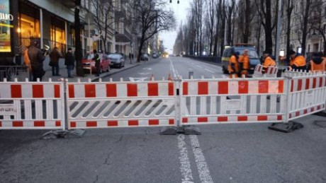 В центре Киева провалился асфальт, движение транспорта ограничено В центре Киева провалился асфальт, движение транспорта ограничено