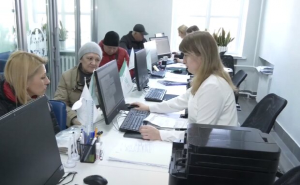 Пенсионерам раздают пособие 840 гривен: список документов и как стать в очередь Пенсионерам раздают пособие 840 гривен: список документов и как стать в очередь