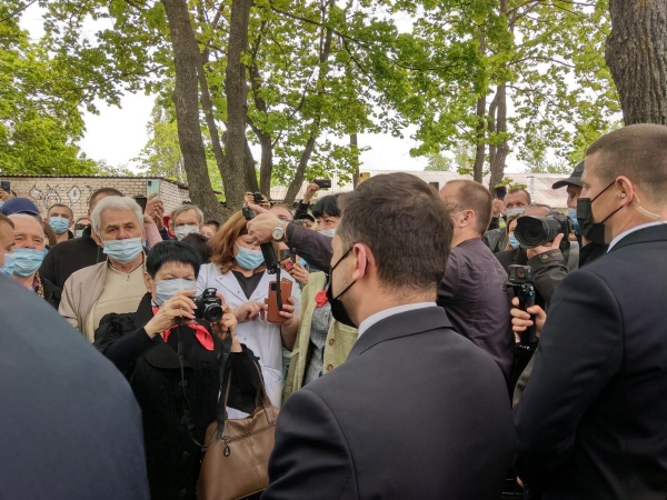 Зеленский прибыл на Луганщину: для селфи с ним выстроилась очередь
Зеленский прибыл на Луганщину: для селфи с ним выстроилась очередь