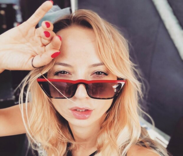 Девочка Кравец из "Женского квартала" Ира Сопонару крепко схватила волосатого блондинчика: "Попался"