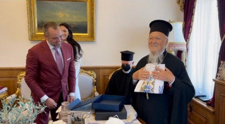 Президент УАФ подарил Варфоломею футболку сборной Украины и вышиванку Президент УАФ подарил Варфоломею футболку сборной Украины и вышиванку