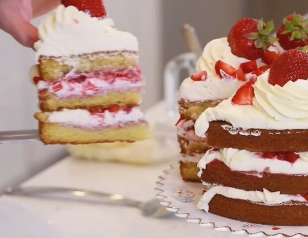 Простой клубничный торт, вкунее, чем у Аслы Кочер: рецепт, с которым к вашей двери точно прибежит Бурак Простой клубничный торт, вкунее, чем у Аслы Кочер: рецепт, с которым к вашей двери точно прибежит Бурак
