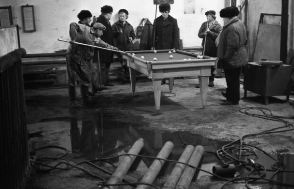 Фотограф показал всю правду жизни в СССР в серии кадров: бедность, грязь и тайна человеческих глаз Фотограф показал всю правду жизни в СССР в серии кадров: бедность, грязь и тайна человеческих глаз