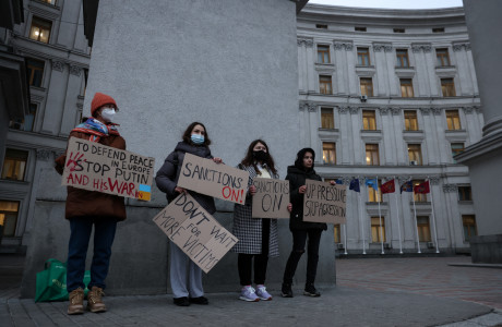 В Киеве провели акцию с требованием ЕС задействовать антироссийские санкции В Киеве провели акцию с требованием ЕС задействовать антироссийские санкции