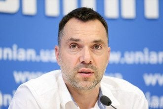 "Не сломаемся и не сдадимся": Арестович ответил на угрозу Путина ядерным оружием Украине
"Не сломаемся и не сдадимся": Арестович ответил на угрозу Путина ядерным оружием Украине