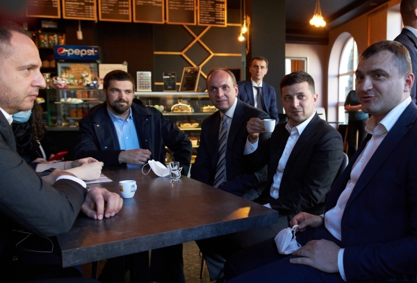 Зеленский попил "крутой" кофе в Хмельницком. Фотофакт
Зеленский попил "крутой" кофе в Хмельницком. Фотофакт