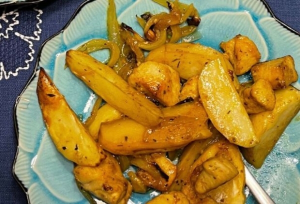 Простой и сытный ужин из духовки: рецепт картошки с курицей от звезды "СТМПУ" Арины Любителевой Простой и сытный ужин из духовки: рецепт картошки с курицей от звезды "СТМПУ" Арины Любителевой