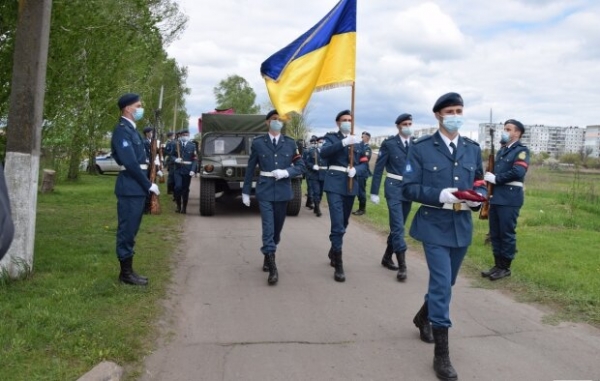 Украинцы попрощались с отважным воином на Полтавщине: лег в бою от пули снайпера