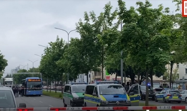 В Мюнхене "Рокеры ада" влетели в толпу на авто, есть раненые. Фото и видео
В Мюнхене "Рокеры ада" влетели в толпу на авто, есть раненые. Фото и видео