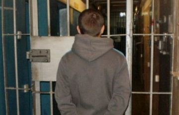 Отец подговорил 14-летнего сына на ограбления, а в суде решил сдать ребенка: "Он был с пистолетом..." Отец подговорил 14-летнего сына на ограбления, а в суде решил сдать ребенка: "Он был с пистолетом..."