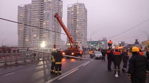 Деградация во всей красе. Почему в Киеве падают электроопоры Деградация во всей красе. Почему в Киеве падают электроопоры