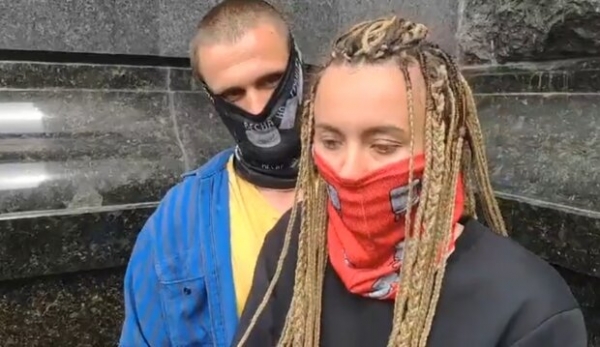 Под ОП Зеленского подожгли шину — приехало 2 автозака для задержания девушки-активистки Под ОП Зеленского подожгли шину — приехало 2 автозака для задержания девушки-активистки