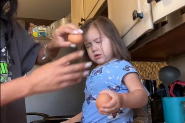 Родители бьют яйца о головы детей и снимают на видео: новый тренд в TikTok набирает популярность Родители бьют яйца о головы детей и снимают на видео: новый тренд в TikTok набирает популярность