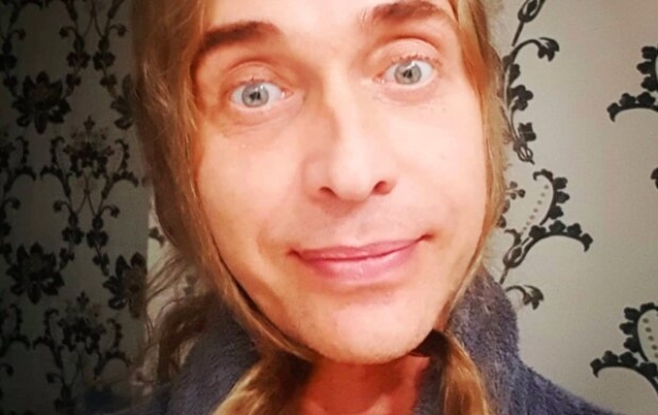 50-летний Тарзан устроил "голые" танцы в стрингах, пока Королева не видит: "Вот это..."
