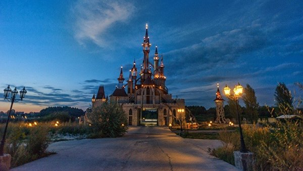 Дом-соты, гигантское яйцо и сказочный замок: самые необычные здания Украины Дом-соты, гигантское яйцо и сказочный замок: самые необычные здания Украины