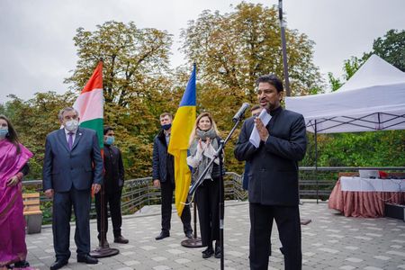 В Киеве открыли памятник Махатме Ганди В Киеве открыли памятник Махатме Ганди