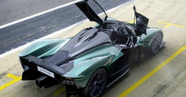 Aston Martin представил гоночный кабриолет: может ехать как болиды Формулы-1