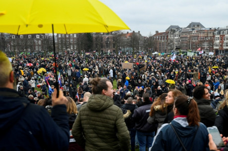 В Амстердаме прошел многотысячный протест против COVID-ограничений В Амстердаме прошел многотысячный протест против COVID-ограничений