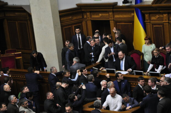 Против "Слуг народа" наращивается восстание: проталкивают анти-языковые изменения для кино и госслужащих Против "Слуг народа" наращивается восстание: проталкивают анти-языковые изменения для кино и госслужащих