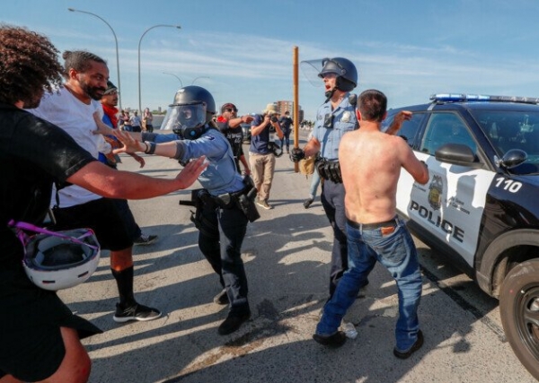 Водитель с украинским именем "въехал" на бензовозе в толпу демонстрантов в США. Фото и видео
Водитель с украинским именем "въехал" на бензовозе в толпу демонстрантов в США. Фото и видео