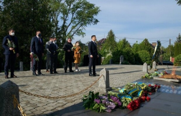 Зеленский шокировал украинцев своим умением "телепортации" у мемориалов Славы – "Главное не громкость" Зеленский шокировал украинцев своим умением "телепортации" у мемориалов Славы – "Главное не громкость"
