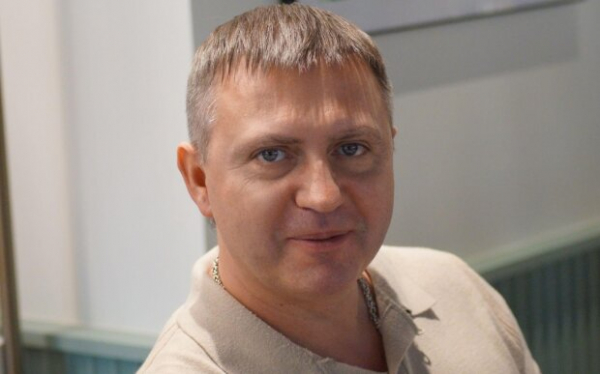 Депутат и владелец частных "жеков" Сергей Смелых расшил свой элитный автопарк в разгар войны Депутат и владелец частных "жеков" Сергей Смелых расшил свой элитный автопарк в разгар войны
