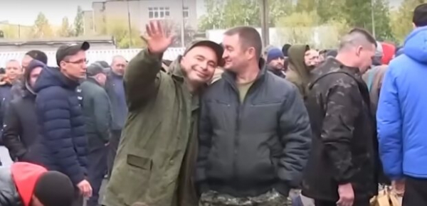 Мобилизованным россиянам до смерти в Украине раздают сало: "Приятный бонус"