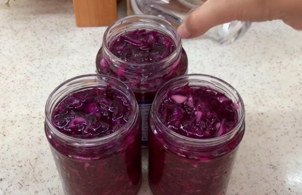 Маринованная синяя капуста, после которой вы не захотите обычную: какой секрет про маринад надо знать Маринованная синяя капуста, после которой вы не захотите обычную: какой секрет про маринад надо знать