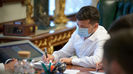 Зеленский подписал закон об усилении социальных гарантий для людей с инвалидностью Зеленский подписал закон об усилении социальных гарантий для людей с инвалидностью