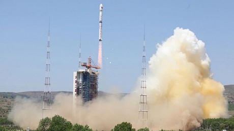 Китай успешно вывел на орбиту три научных спутника Китай успешно вывел на орбиту три научных спутника
