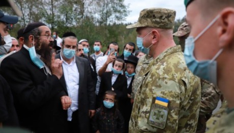 Сотни хасидов пытаются попасть в Украину из Беларуси, на место приехал председатель ГПСУ Сотни хасидов пытаются попасть в Украину из Беларуси, на место приехал председатель ГПСУ