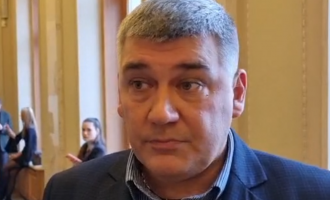 "Сбежал" от Зеленского к Разумкову: монобольшинство "Слуги народа" потеряло депутата
"Сбежал" от Зеленского к Разумкову: монобольшинство "Слуги народа" потеряло депутата