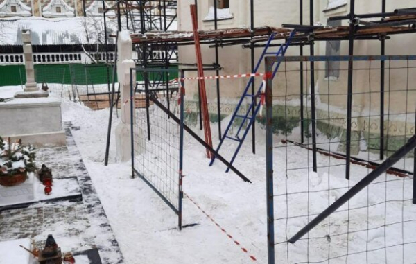 Перелом позвоночника и сотрясение: глыба льда упала на пенсионерку прямо во время молитвы у церкви Перелом позвоночника и сотрясение: глыба льда упала на пенсионерку прямо во время молитвы у церкви