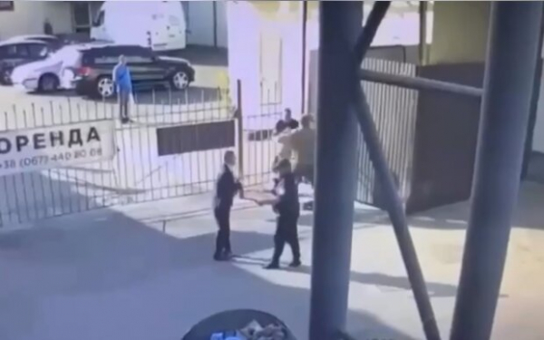 Нардепы Дмитрук и Куницкий сломали нос парню: сначала оскорбляли, а потом набросились с кулаками Нардепы Дмитрук и Куницкий сломали нос парню: сначала оскорбляли, а потом набросились с кулаками