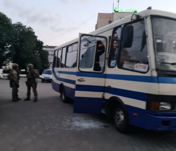 Луцкого террориста повалили на землю, заложников освободили – первые кадры Луцкого террориста повалили на землю, заложников освободили – первые кадры