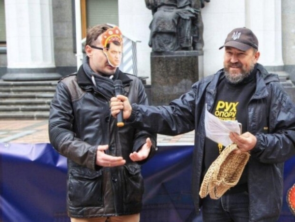 Лапти для Разумкова — под Верховной Радой собрались митингующие с "подарком" для спикера Лапти для Разумкова — под Верховной Радой собрались митингующие с "подарком" для спикера
