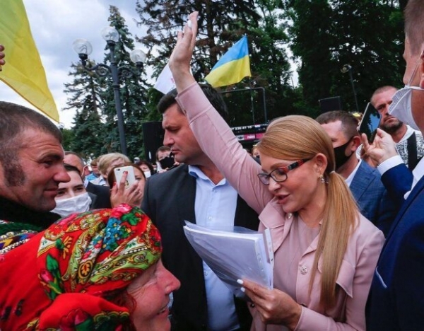 Тимошенко собрала недовольных украинцев под Радой: "Не позволим слугам народа!" Тимошенко собрала недовольных украинцев под Радой: "Не позволим слугам народа!"