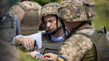 Зеленский посетил передовые позиции украинских воинов на Донбассе Зеленский посетил передовые позиции украинских воинов на Донбассе