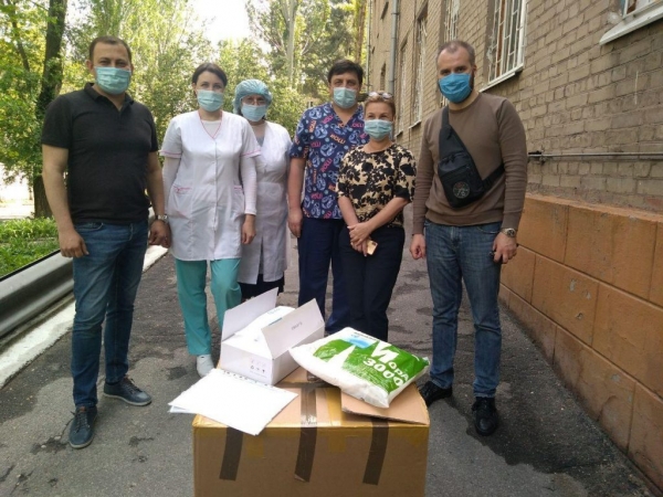 Медики Запорожской области получили вторую партию средств защиты от Фонда Порошенко
Медики Запорожской области получили вторую партию средств защиты от Фонда Порошенко