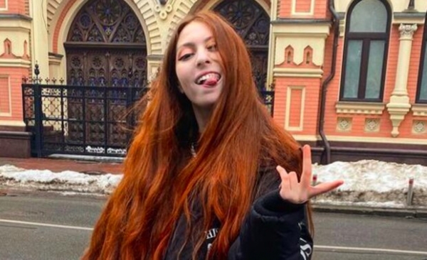 16-летняя Маша Полякова в мини-юбке перепела звездную маму: "До конца давай" 16-летняя Маша Полякова в мини-юбке перепела звездную маму: "До конца давай"