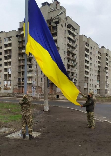 В Авдеевке установили флагшток с флагом Украины В Авдеевке установили флагшток с флагом Украины