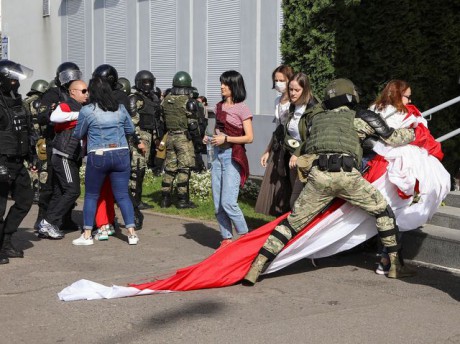Протесты в Беларуси: на "Марше героев" задержали уже около 400 человек Протесты в Беларуси: на "Марше героев" задержали уже около 400 человек